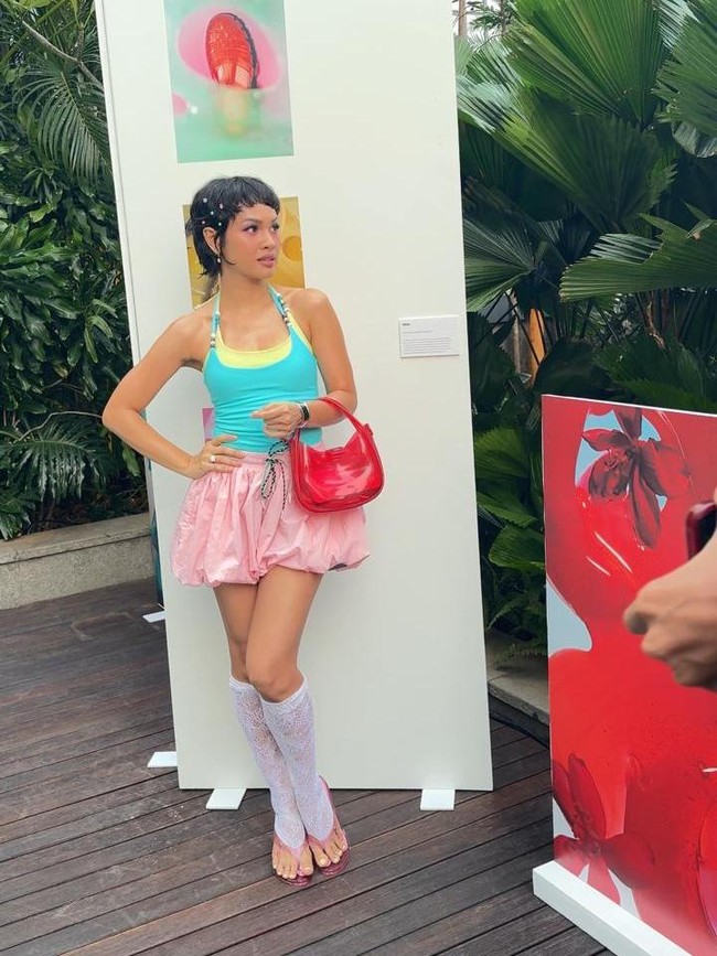 Bagi Andien, memilih outfit bukan hanya soal mengikuti tren. Kenyamanan dan karakter pribadi menjadi pertimbangan utama sebelum menentukan penampilan. “Yang pertama nyaman, yang kedua sesuai sama kepribadian aku dan apa yang aku butuhkan di hari itu,” katanya. Foto: Foto: Kiki Oktaviani/detik