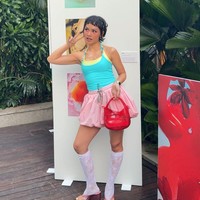 Andien membuktikan bahwa bermain dengan fashion tak mengenal usia. Di usia 41 tahun, penyanyi ini justru tampil semakin berani mengeksplorasi gaya playful dengan sentuhan whimsy, tren fashion gen Z di tahun 2026 ini.  Foto: Foto: Kiki Oktaviani/detik