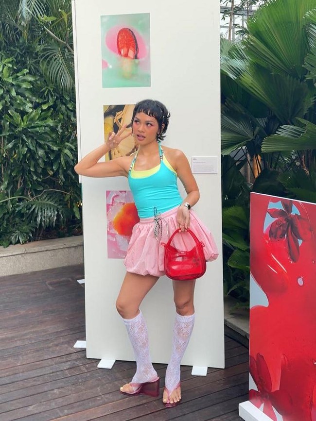 Andien membuktikan bahwa bermain dengan fashion tak mengenal usia. Di usia 41 tahun, penyanyi ini justru tampil semakin berani mengeksplorasi gaya playful dengan sentuhan whimsy, tren fashion gen Z di tahun 2026 ini.  Foto: Foto: Kiki Oktaviani/detik