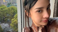 Masuk ke kepala tiga itu ada pressure tersendiri sih, selain harus mikirin kewajiban kayak bayar listrik, bayar air, bayar pajak, belum lagi ada tanggungan lain, terus ada tuntutan yang gak cuma karier, tapi rencana berkeluarga ke depan. Nah aku dilemanya tuh sebagai perempuan di situ antara mikirin karier atau rencana ke depan itu, ujar Anya dilihat di YouTube Raditya Dika, Rabu (2/9/2026). (Foto: dok Instagram anyageraldine)