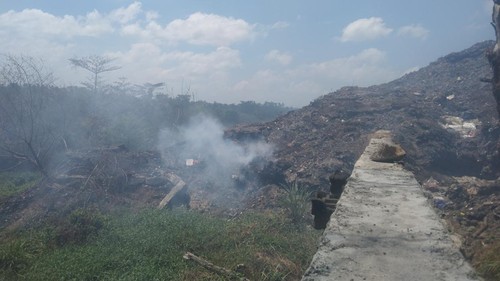Asap masih mengepul di TPA Mandung pada Rabu (2/9/2026). Kebakaran pertama kali terjadi tepat satu minggu lalu. (Krisna Pradipta/detikBali)