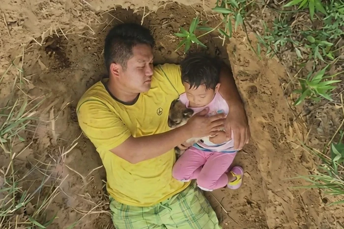 Ayah Gali Makam untuk Putri Sakit