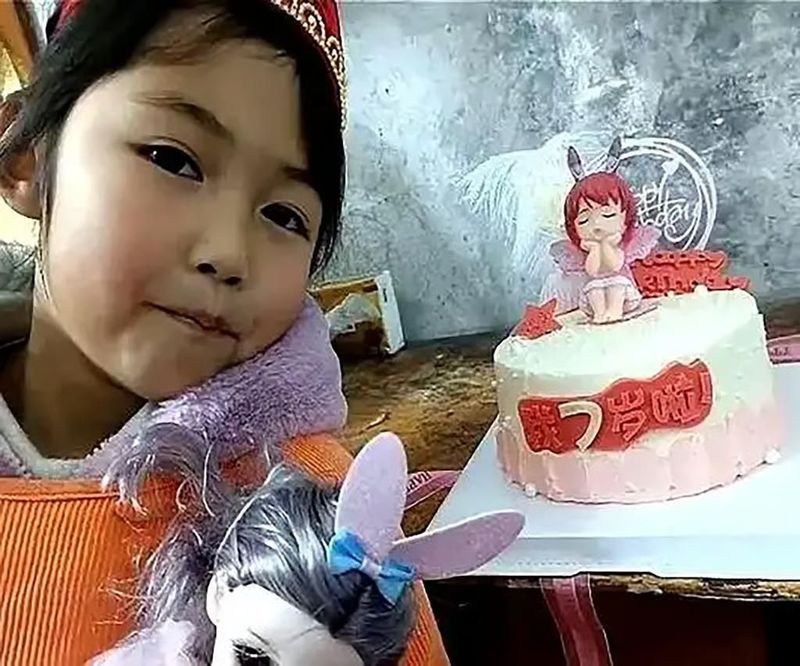 Ayah Gali Makam untuk Putri Sakit Ayah Gali Makam untuk Putri Sakit