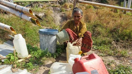 Bambu dan Uap Panas Bumi, Cara Warga Palue Mendapatkan Air Bersih