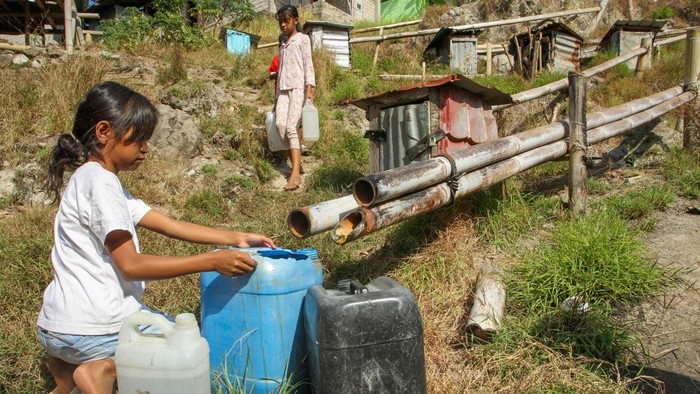 Warga memindahkan air bersih hasil penyulingan uap panas bumi ke dalam jeriken di Desa Rokirole, Pulau Palue, Kabupaten Sikka, Nusa Tenggara Timur, Rabu (2/9/2026). Untuk memenuhi kebutuhan air bersih untuk minum dan memasak, warga Pulau Palue menggunakan cara tradisional dengan menyuling uap air dari panas bumi yang dialirkan melalui bambu-bambu yang saling terhubung dari daratan yang tinggi ke rendah. ANTARA FOTO/Mega Tokan/app/nz