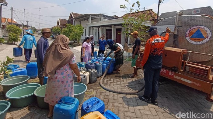 Bantuan air untuk kekeringan di Gresik
