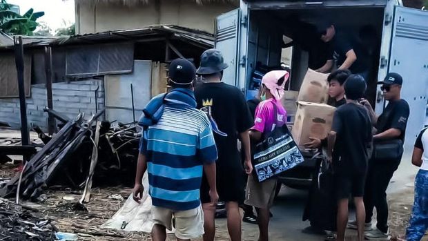 Bantuan ke Desa Sade Bantuan untuk kebakaran desa Sade