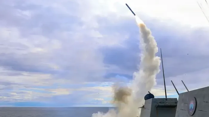 Ilustrasi: Kapal perusak berpeluru kendali USS Thomas Hudner, menembakkan rudal serang darat Tomahawk pada 1 Maret 2026.