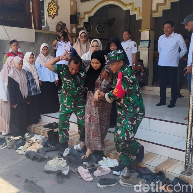 Petugas Evakuasi Santri Manbaul Hikam Sidoarjo yang Keracunan MBG ke Rumah Sakit