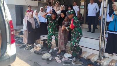 Petugas Evakuasi Santri Manbaul Hikam Sidoarjo yang Keracunan MBG ke Rumah Sakit