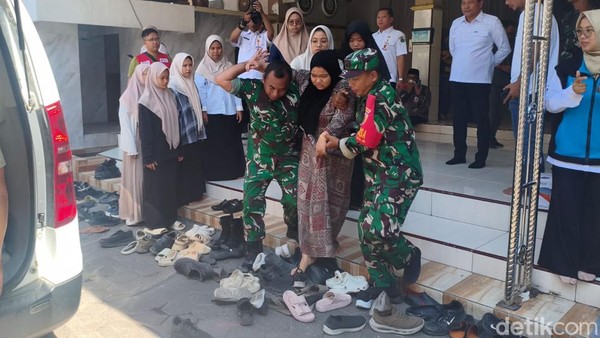 Petugas Evakuasi Santri Manbaul Hikam Sidoarjo yang Keracunan MBG ke Rumah Sakit