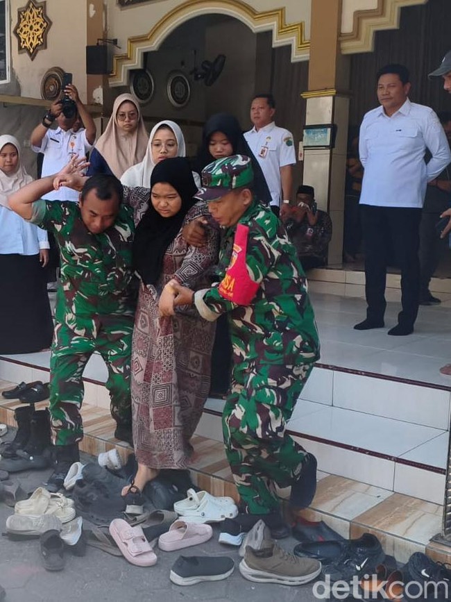 Petugas Evakuasi Santri Manbaul Hikam Sidoarjo yang Keracunan MBG ke Rumah Sakit