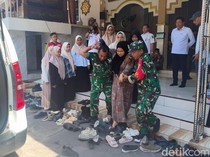 Petugas Evakuasi Santri Manbaul Hikam Sidoarjo yang Keracunan MBG ke Rumah Sakit