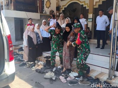 Petugas Evakuasi Santri Manbaul Hikam Sidoarjo yang Keracunan MBG ke Rumah Sakit