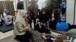 Petugas Evakuasi Santri Manbaul Hikam Sidoarjo yang Keracunan MBG ke Rumah Sakit