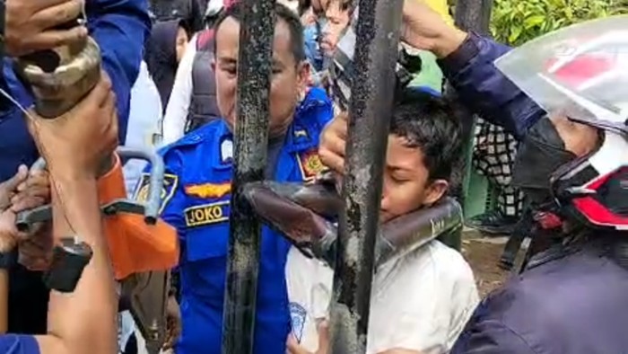 Bocah SD di Tulungagung kepalanya terjepit ring basket di sekolah.