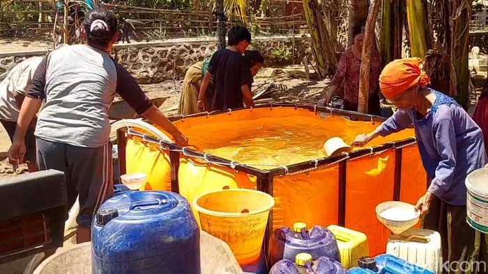 BPBD Probolinggo Distribusikan 10 Ribu Liter Air Bersih ke Desa Terdampak Kekeringan