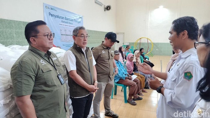 Bulog salurkan bantuan pangan bagi masyarakat RW 08, Kelurahan Sukun, Kota Malang.