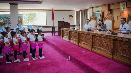 Bunda PAUD Kabupaten Gianyar Surya Adnyani Mahayastra saat sosialisasi kebijakan PAUD HI di kantor Bupati Gianyar, Rabu (2/9/2026). (Dok Pemkab Gianyar)