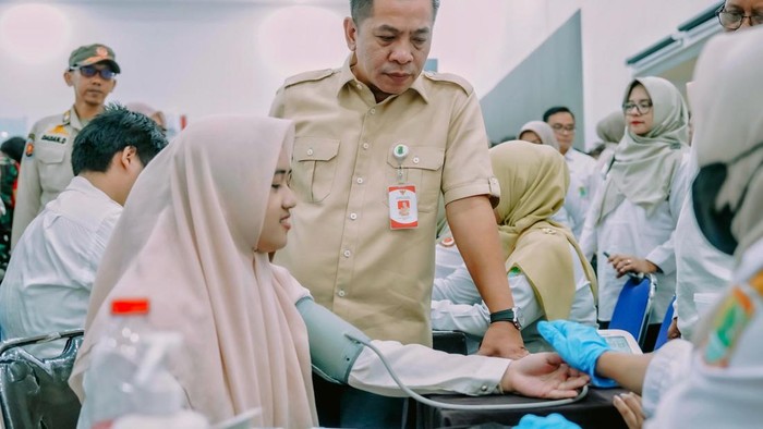 Bupati Karawang Aep Syaepuloh saat melakukan pemeriksaan calon tenaga kerja Desil 1 di Aula Husni Hamid Kompleks Pemda Karawang