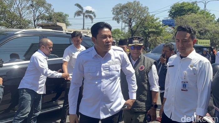 Bupati Sidoarjo Subandi menyidak SPPG setelah muncul kasus keracunan ratusan santri.