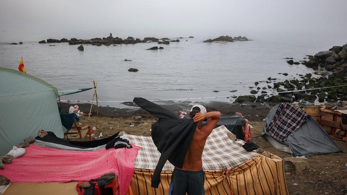 Ceuta, wilayah Spanyol yang berada di pesisir Afrika Utara, menghadapi situasi darurat setelah terjadinya penyeberangan massal migran dari Maroko. Kondisi tersebut membuat sejumlah kawasan di kota itu dipenuhi migran yang membutuhkan tempat tinggal sementara. REUTERS/Pedro Nunes