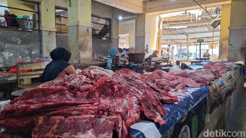 Pedagang daging sapi di Pasar Kebon Roek, Ampenan, Kota Mataram, Rabu (2/9/2026).