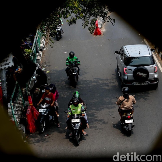 Demi Jalan Pintas, Pengendara Motor Nekat Lawan Arah