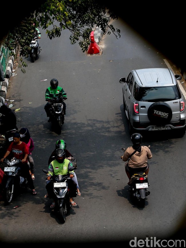 Demi Jalan Pintas, Pengendara Motor Nekat Lawan Arah