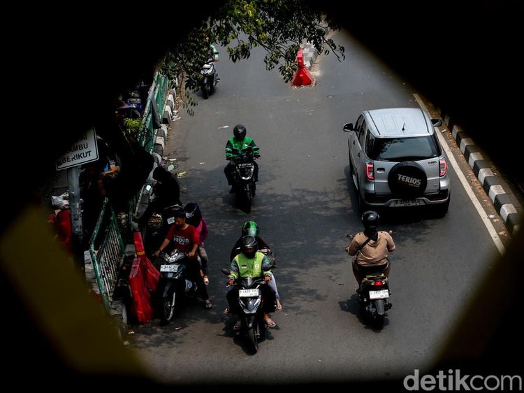 Demi Jalan Pintas, Pengendara Motor Nekat Lawan Arah