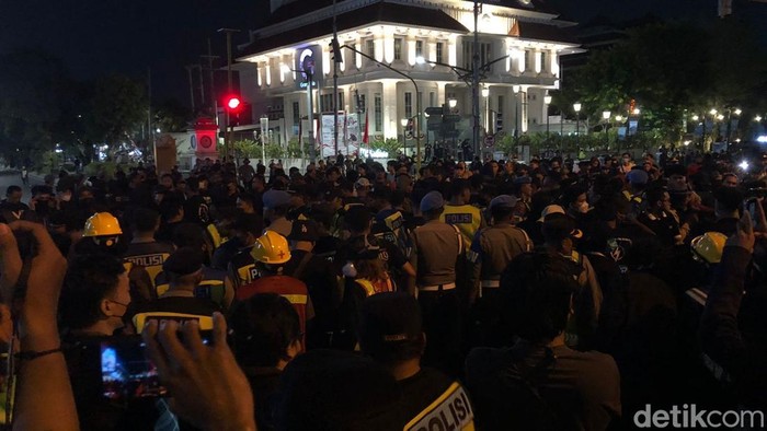 Suasana demo di Simpang Jalan Jenderal Sudirman, Gondokusuman, Jogja, Selasa (1/9/2026)