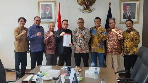 Dirjen Pendidikan Tinggi Kemdiktisaintek, Khairul Munadi, menyerahkan PP tentang Statuta Undiksha sebagai PTN-BH kepada Rektor Undiksha, I Wayan Lasmawan, di Jakarta, Selasa (1/9/2026). (Dok. Undiksha)