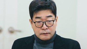 Aktor Son Hyun Joo memerankan Bu Seung Kwon, direktur Guseo University Hospital yang akan jadi pusat konflik dalam cerita ini nantinya. (Foto: dok. SBS)