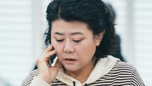 Lee Jung Eun akan memainkan karakter Jang Hee Sook, seorang pemimpin agensi doctor-for-hire yang cerdas dan jago cari kesempatan buat uang. (Foto: dok. SBS)