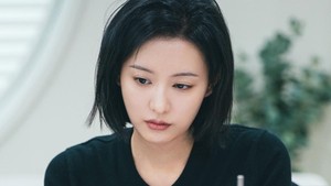 Kim Ji Won memerankan Gye Soo Jung, seorang ahli bedah jenius yang berusaha menggoyahkan sistem korup di Guseo University Hospital. (Foto: dok. SBS)
