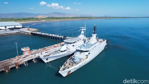 Dua KRI milik TNI AL saat lego jangkar di Pelabuhan Marapokot dengan membawa bantuan untuk korban gempa di Nagekeo, NTT, Rabu (2/9/2026).