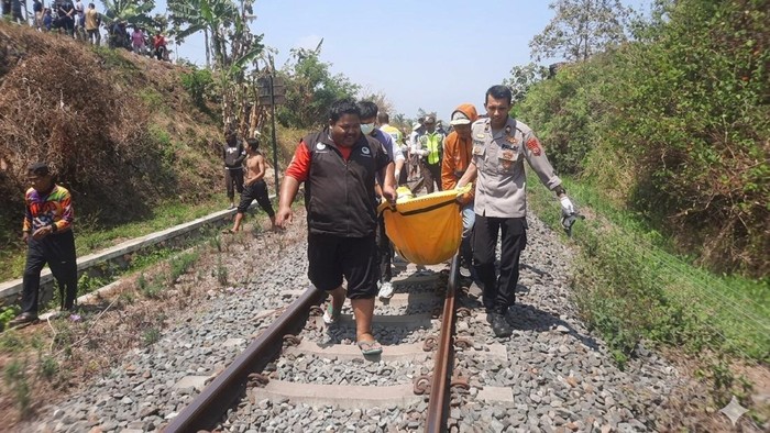 Evakuasi jasad pria yang tewas tertemper kereta di Jalan Cibatu-Pasir Jengkol, Kampung Ciokong Babakan Irta, Desa Sukahaji, Kecamatan Sukawening, Garut, Rabu, (2/9/2026) siang tadi.