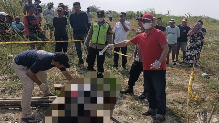 Evakuasi mayat pelajar ditemukan mengapung di Sungai Wulan, Mijen, Demak, Rabu (2/9/2026).