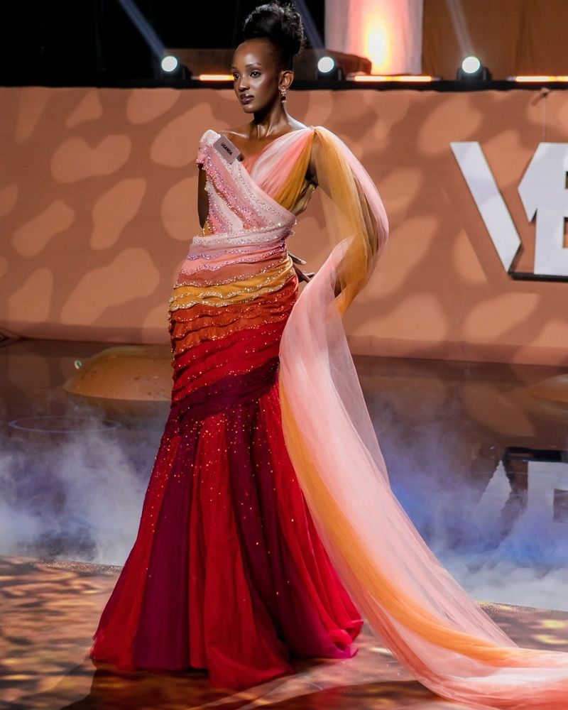 Gaun Miss Uganda di Miss World 2026 Gaun Miss Uganda di Miss World 2026, terinspirasi dari operasi caesar.