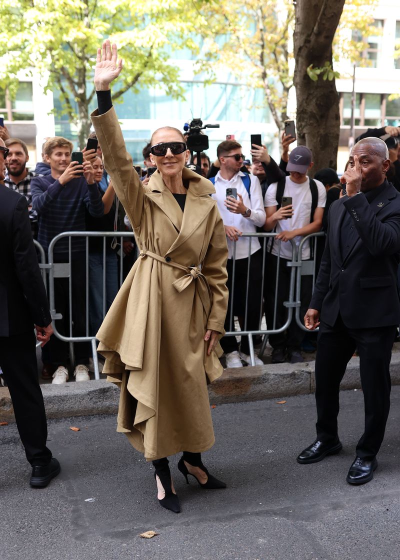 Gaya Celine Dion Jelang Konser Residency di Paris PARIS, FRANCE - AUGUST 28: Celine Dion is seen arriving at the Royal Monceau on August 28, 2026 in Paris, France. (Photo by MEGA/GC Images)