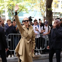 Momen ini terjadi menjelang konser residency Celine di Paris yang akan dimulai pada 12 September mendatang. Penampilan besar tersebut akan menjadi yang perdana setelah enam tahun lalu Celine mengumumkan mengidap stiff person syndrome, penyakit langka yang menyerang saraf. (Foto: GC Images/DKPAR/Mega)