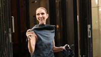 Momen Stylish Celine Dion Sapa Fans di Jalanan Paris, Pakai Gelang Kaki YSL