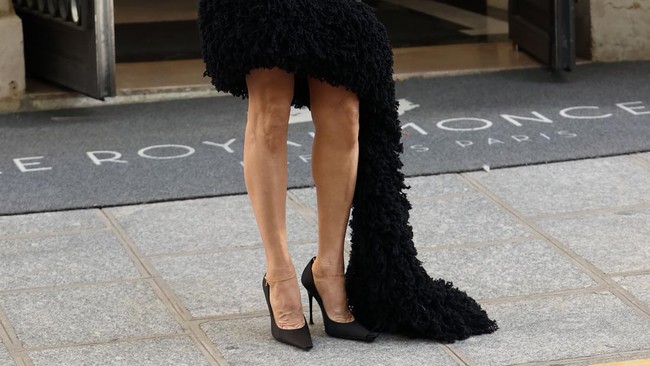 Gayanya kian maksimal berkat sepasang stiletto keluaran Saint Laurent. Dikabarkan Footwear News, sepatu dari seri Regine Pumps itu terbuat dari material satin yang memberikan sentuhan mewah. (Foto: GC Images/DKPAR/Mega)