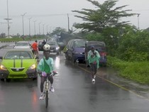 Video: Nekat! Gowes 31 Km Sambil Jaga Bola Tetap di Kepala