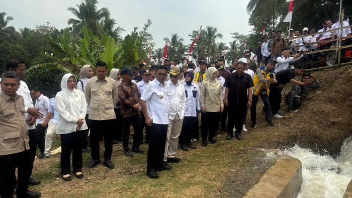 Gubernur Banten meresmikan proyek pembangunan irigasi di Pandeglang. (Dok istimewa)
