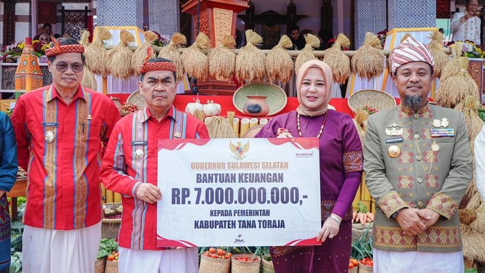Gubernur dan Wagub Sulsel, Andi Sudirman-Fatmawati Rusdi menyerahkan bantuan keuangan untuk Pemkab Tana Toraja.
