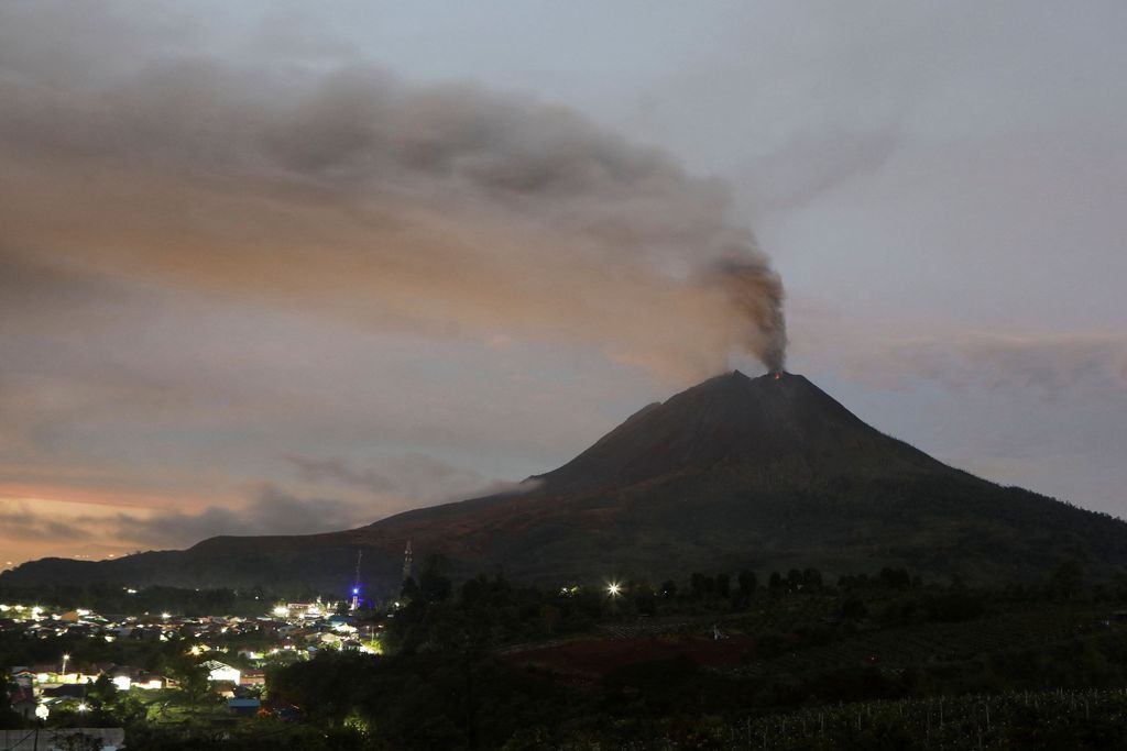 Gunung berapi Gunung Sinabung meletus terlihat dari Karo, Provinsi Sumatera Utara, Rabu (2/9/2026). (REUTERS/Ferdy Siregar)