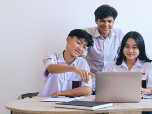 Wacana Pendidikan Gratis TK-PTN, DPR Ingatkan Putusan MK soal SD-SMP Swasta