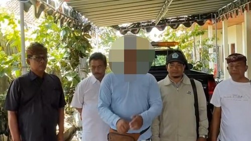 IMDA, jukir di sebuah minimarket di Desa Munggu, Badung, minta maaf usai video cekcoknya dengan ojol viral di medsos. (Istimewa)
