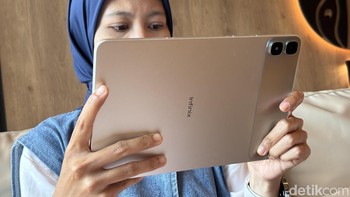 Infinix XPAD 30 Pro memiliki bodi berbahan metal dengan ketebalan hanya 6,6 mm dan bobot 476 gram, membuatnya relatif ringkas untuk dibawa bepergian. Foto: Rizqy Nur Amalia/detikINET